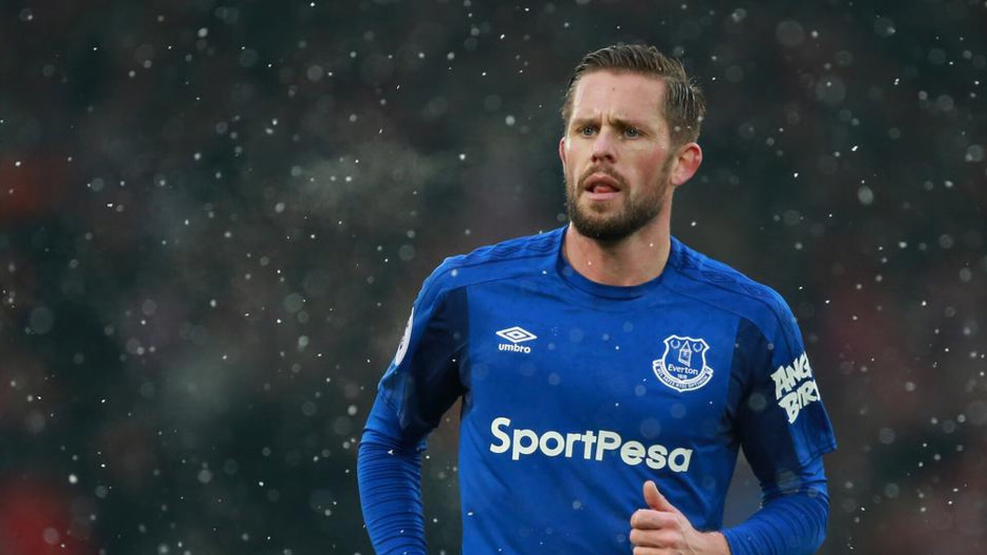 球员是否通过提前压上控制反击线路形成反包夹