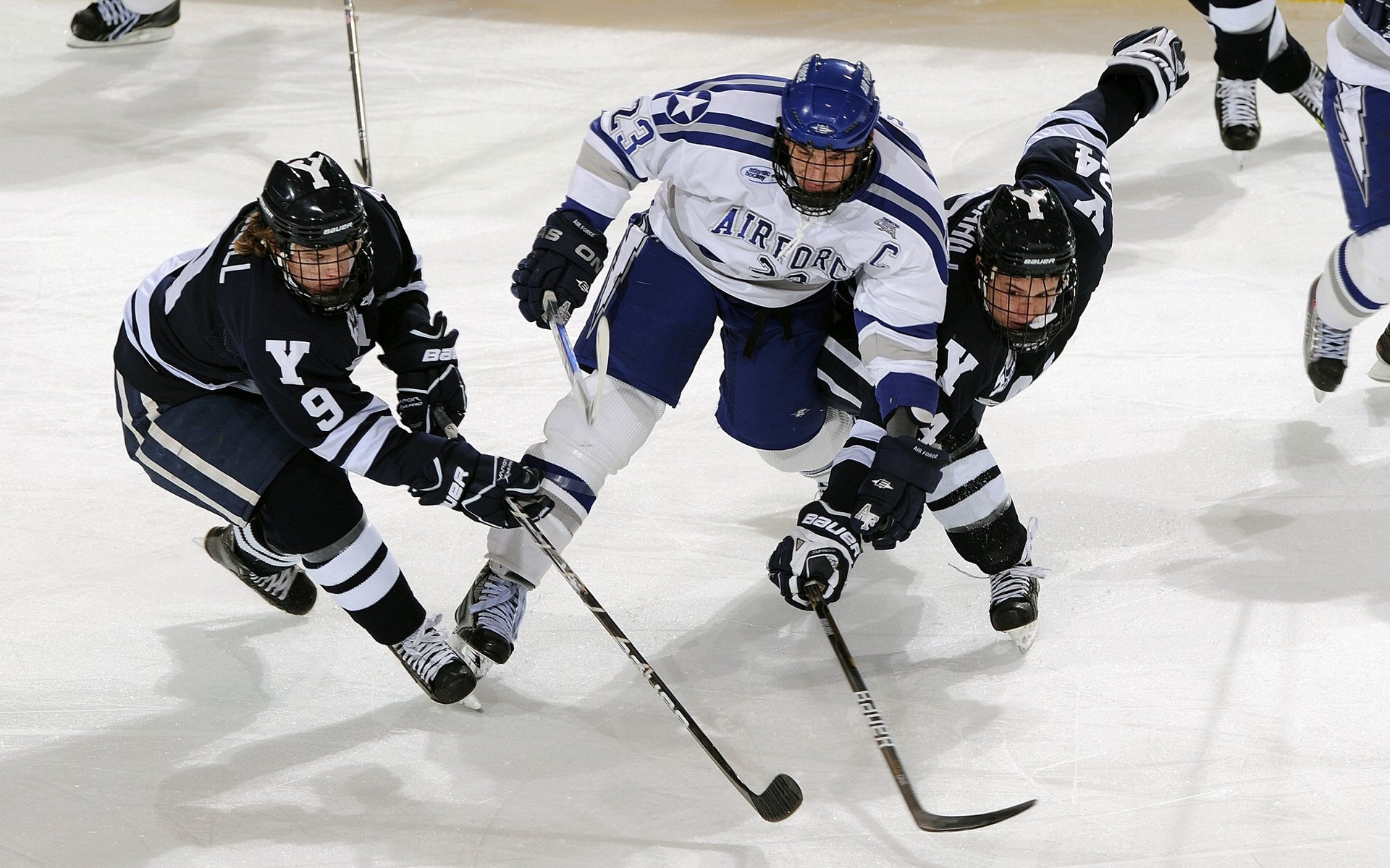 “2025世界运动会东安湖赛场：飞跃障碍，跑酷运动员勇攀高峰”